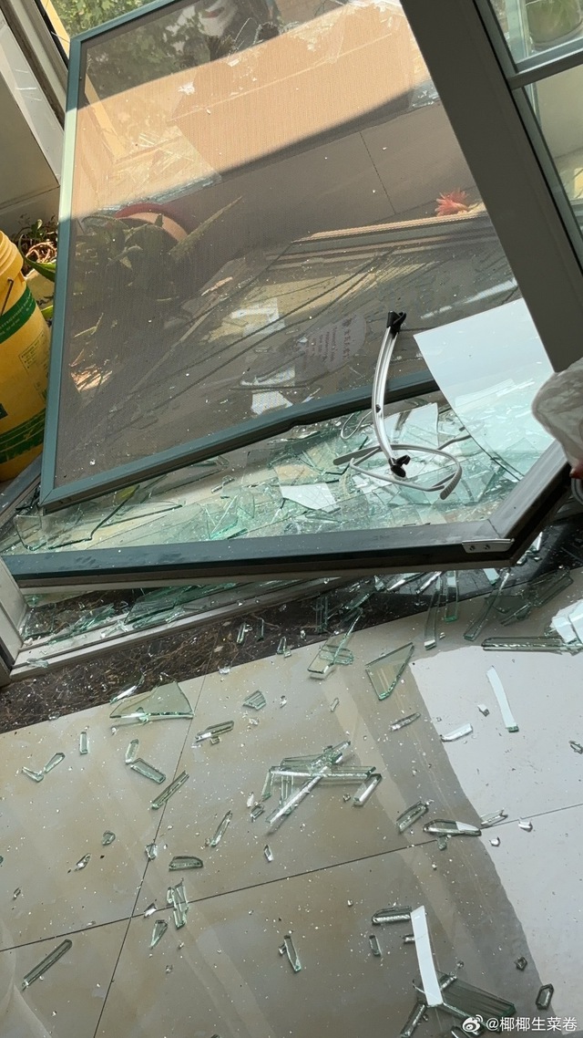 Cảnh hoang tàn còn lại sau vụ nhà máy hóa chất nổ như