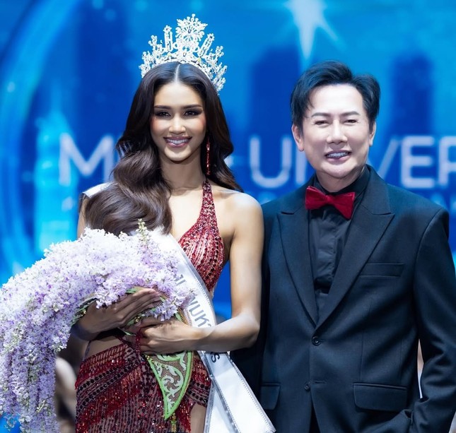 Hành động gây tranh cãi của ông Nawat- Ảnh 1.