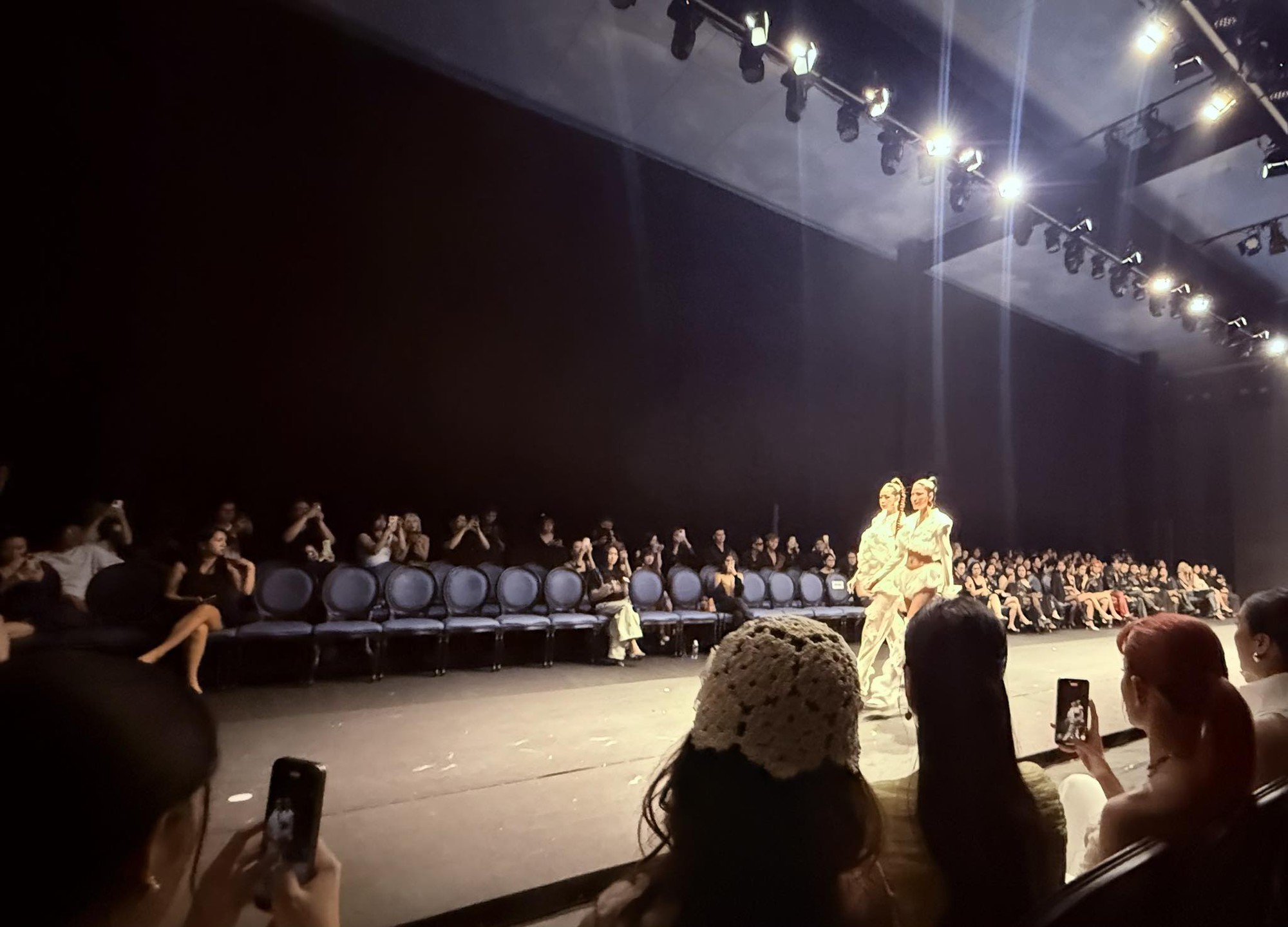 Cảnh tượng gây sốc tại show diễn thời trang, 1 sao nữ bức xúc trước ý thức kém của dàn khách mời ngồi hàng A- Ảnh 1. Cảnh tượng gây sốc tại show diễn thời trang, 1 sao nữ bức xúc trước ý thức kém của dàn khách mời ngồi hàng A- Ảnh 1.