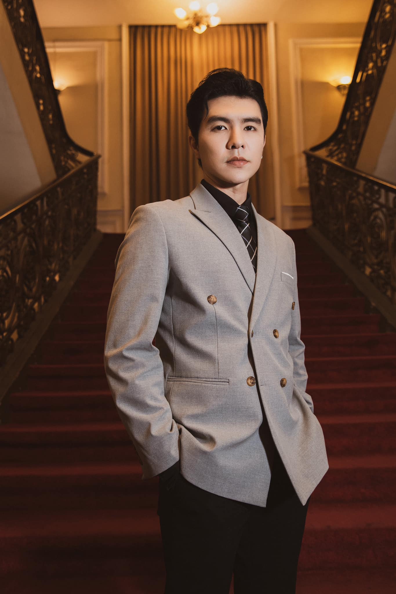 Nam diễn viên gây sốt phim Mưa đỏ: Giảm gấp 5kg để vào vai, hóa ra là tổng tài body