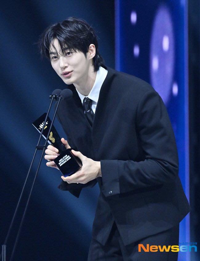 Clip hot: Bắt gặp 1 mỹ nam hạng A khóc nức nở giữa đường-