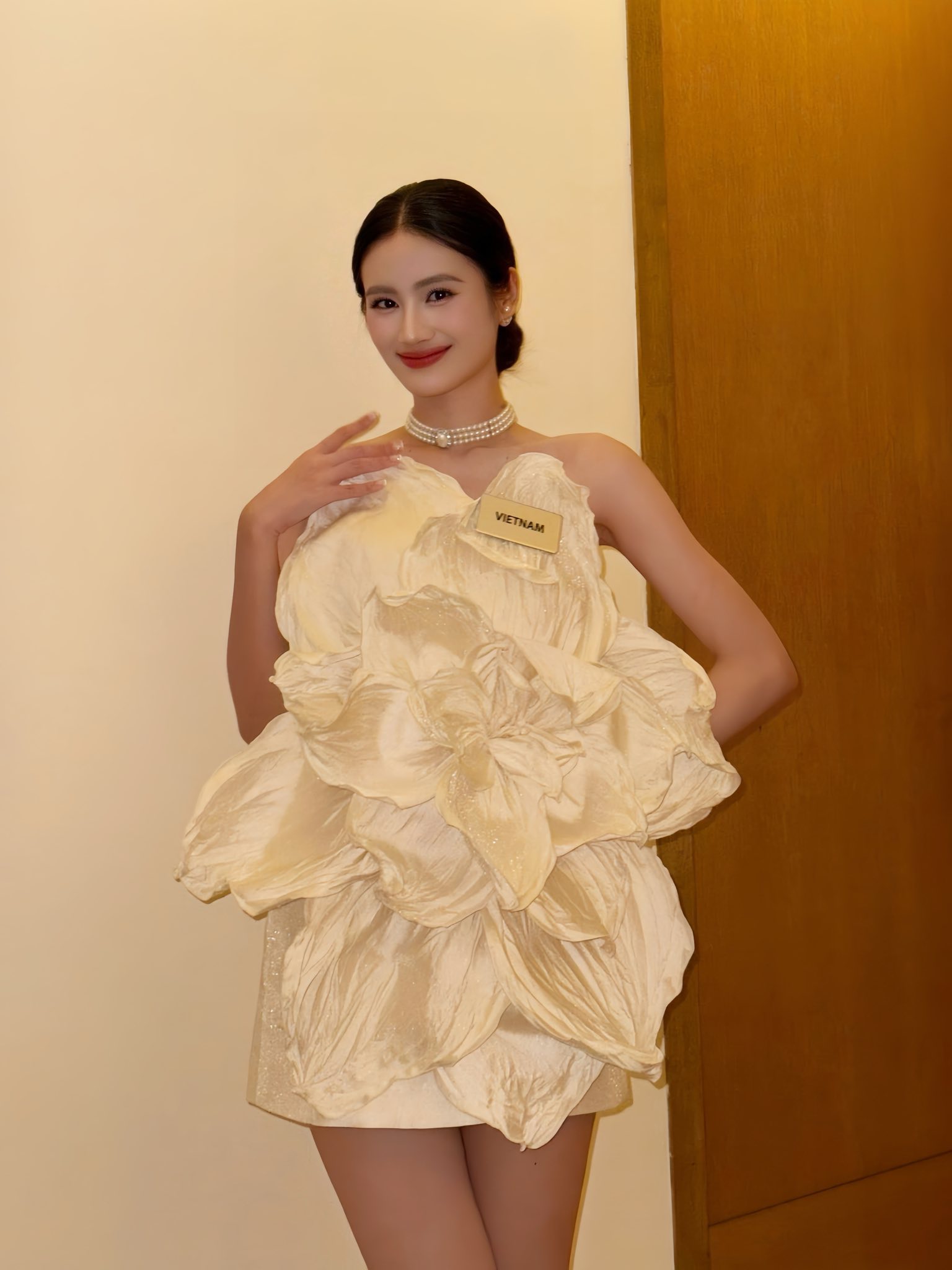 Fan Việt kêu gọi “cứu” lấy Hoa hậu Ý Nhi vì ekip ẩu đến khó tin- Ảnh 2. Fan Việt kêu gọi “cứu” lấy Hoa hậu Ý Nhi vì ekip ẩu đến khó tin- Ảnh 2.