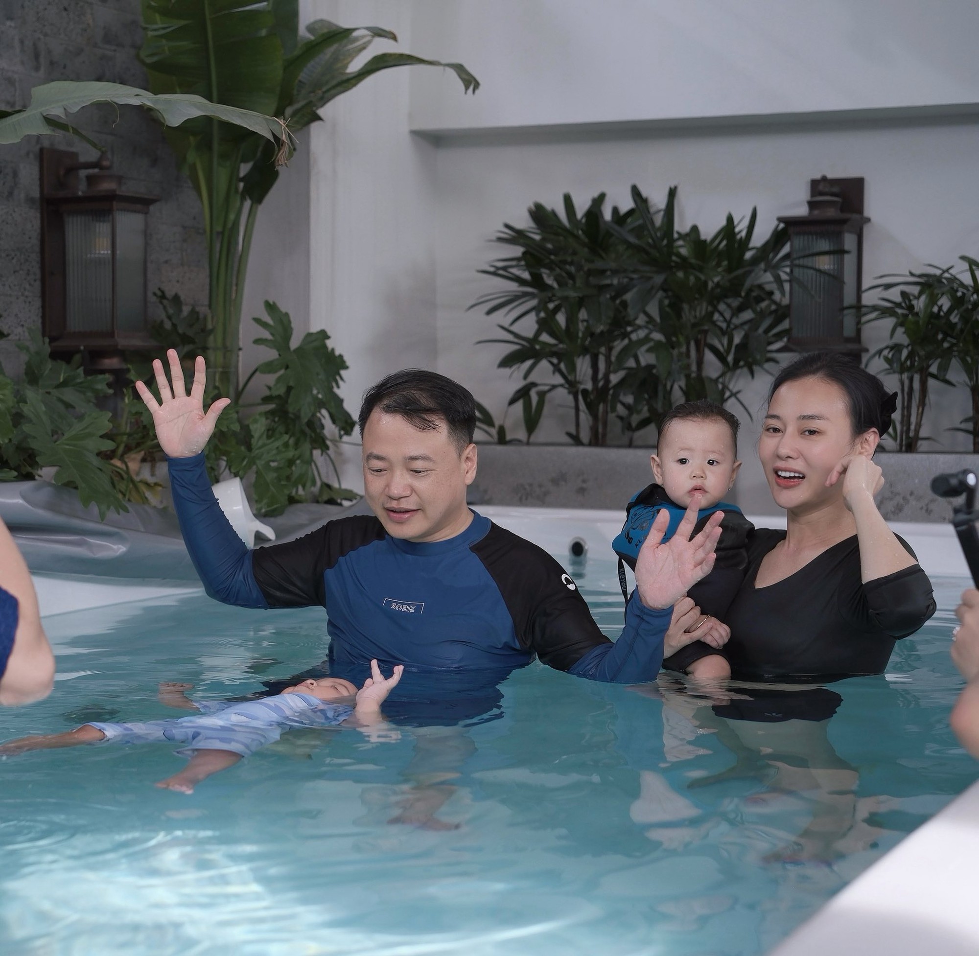 Tranh cãi chuyện Phương Oanh cho cặp sinh đôi tập bơi khi chỉ mới hơn 1 tuổi: Người khen mẹ bình tĩnh, người lại lo