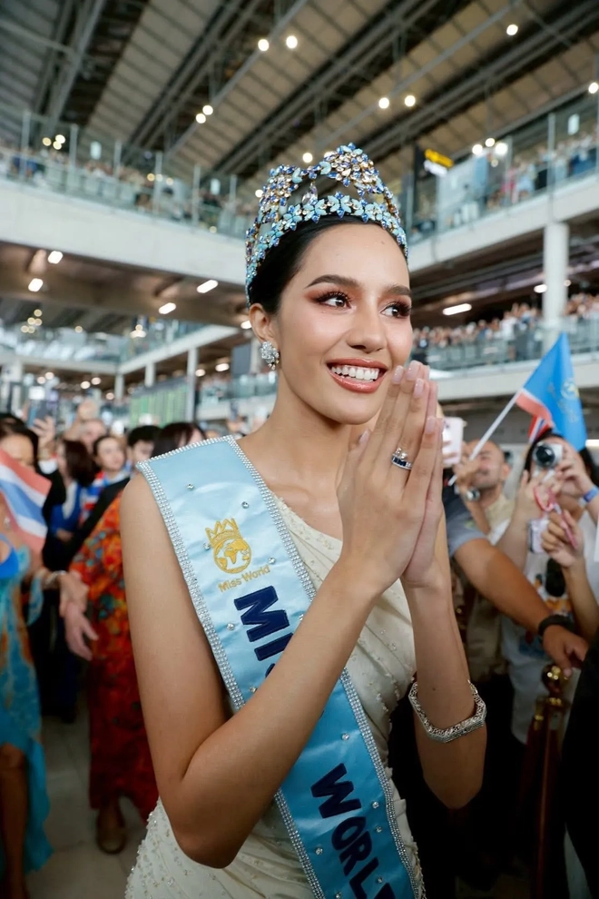 Hàng nghìn người dân Thái Lan đón Hoa hậu Thế giới 2025 về nước- Ảnh 10.