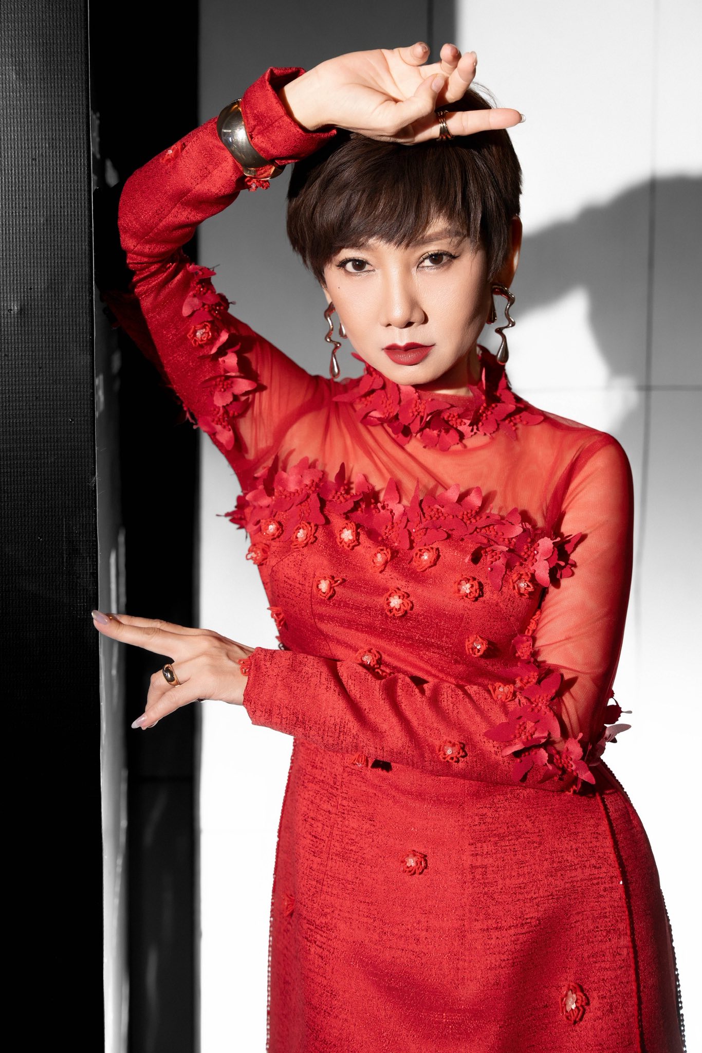 Nghệ sĩ Mỹ Uyên gây sốc đăng ảnh khoá môi cô gái lạ mặt- Ảnh 4.