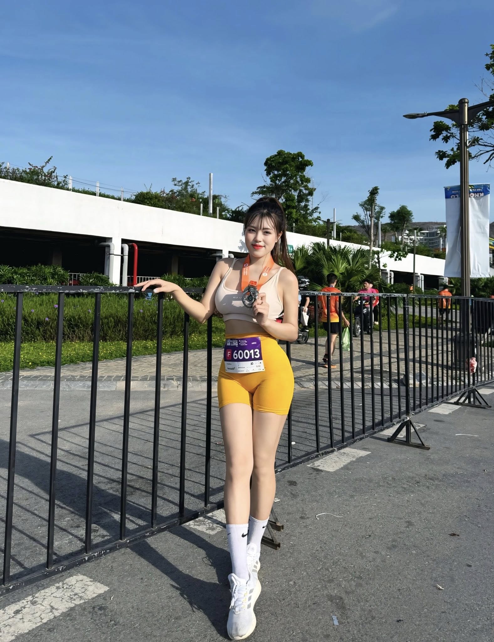 "Tỏa sáng" trên đường chạy, gái xinh đáp trả khi bị nói "làm màu" 50295104126519757983323824090035385315209768n 1749098653503907018849 1749099025114 1749099025312401250517