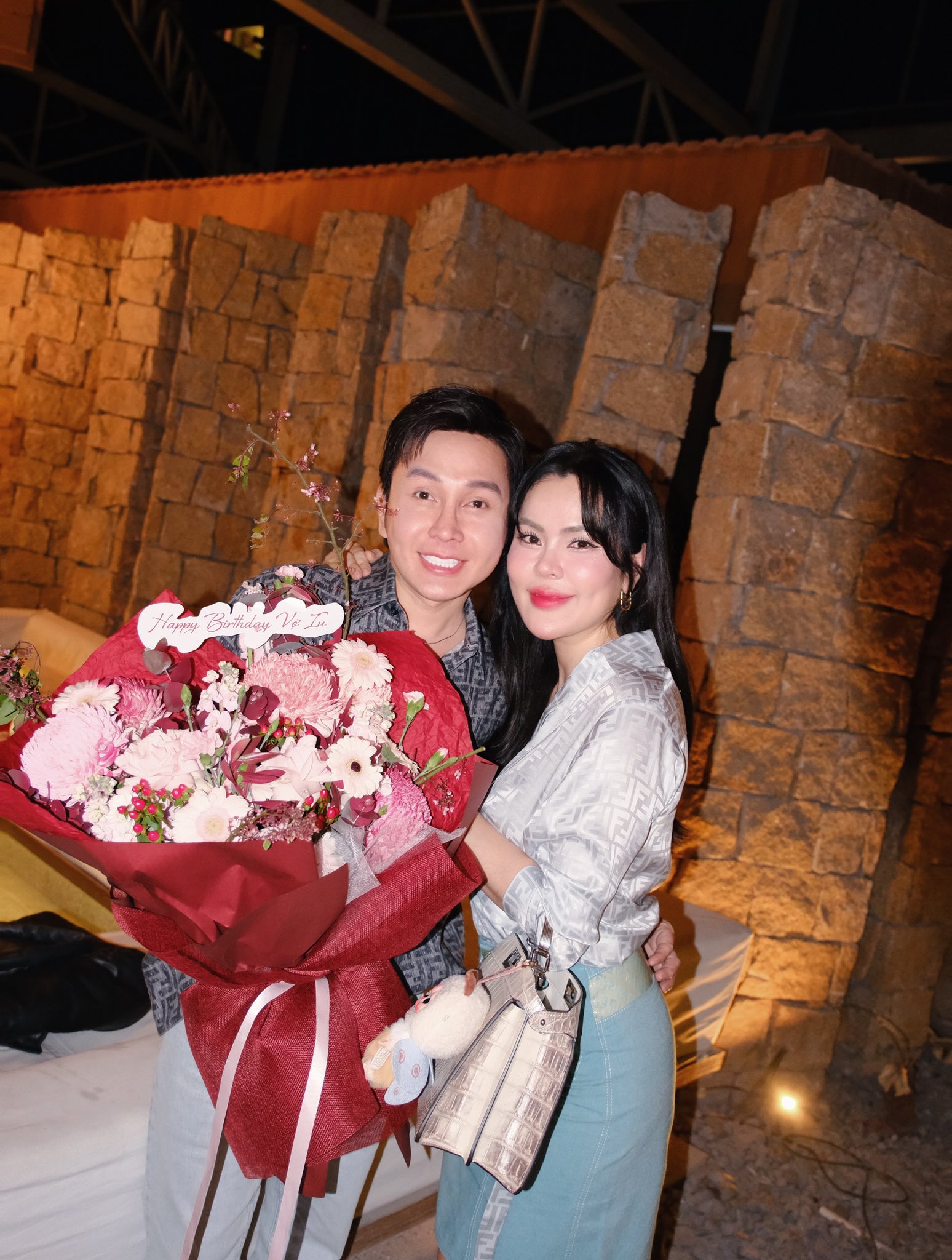 Nữ đại gia là mẹ đơn thân được nam NSƯT cưng chiều, dọn về sống chung trong biệt thự 200 tỷ ở TP.HCM- Ảnh 3. Nữ đại gia là mẹ đơn thân được nam NSƯT cưng chiều, dọn về sống chung trong biệt thự 200 tỷ ở TP.HCM- Ảnh 3.