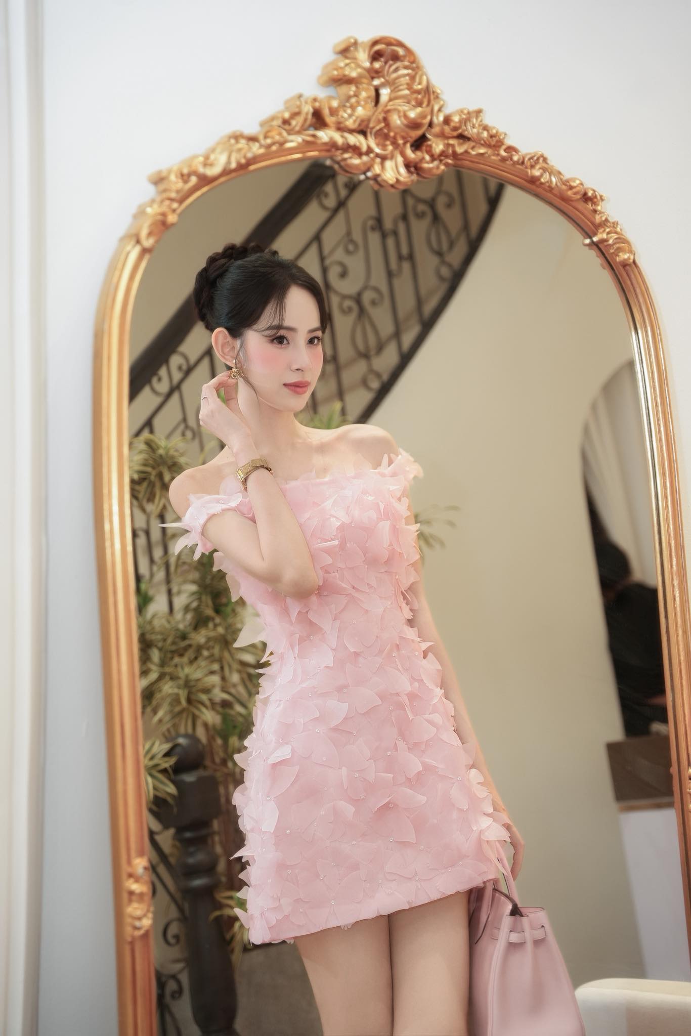 "Kim Tae Hee Việt Nam" 2K2 cưới vội thiếu gia vì đang mang thai con đầu lòng? 50324555817684607607436374174637732757063945n 17491932232281637072277 1749193976832 17491939771091910373767