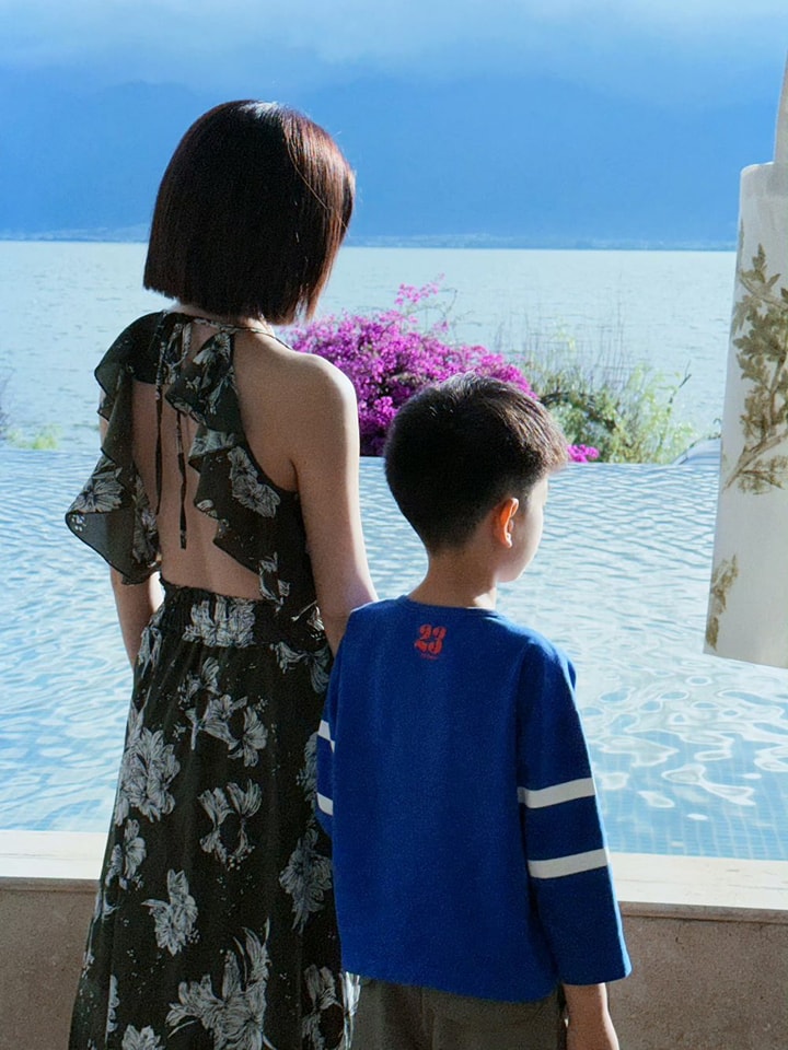 Ảnh bóng lưng của Trần Nghiên Hy và con trai gây xúc động: Sinh nhật đầu tiên hậu ly hôn, mẹ con nương tựa bên nhau- Ảnh 2. Ảnh bóng lưng của Trần Nghiên Hy và con trai gây xúc động: Sinh nhật đầu tiên hậu ly hôn, mẹ con nương tựa bên nhau- Ảnh 2.