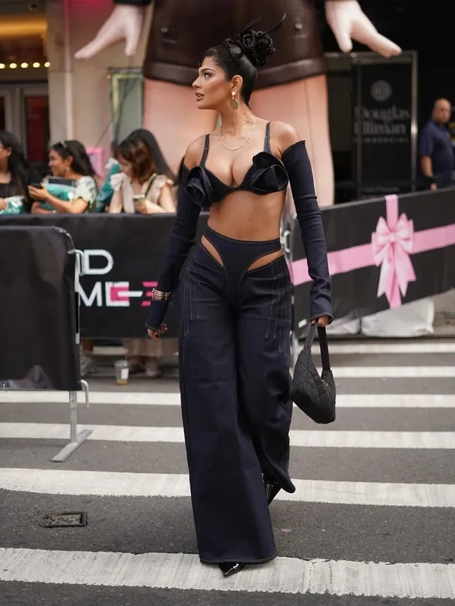 Hoa hậu đẹp nhất thế giới mặc hở gây tranh cãi- Ảnh 2. Hoa hậu đẹp nhất thế giới mặc hở gây tranh cãi- Ảnh 2.