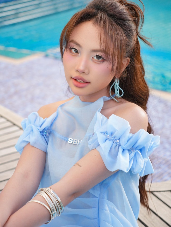 Nhan sắc ca sĩ 10 tuổi nổi tiếng, 22 tuổi được đề cử giải thưởng Gương mặt trẻ Việt Nam tiêu biểu- Ảnh 1.