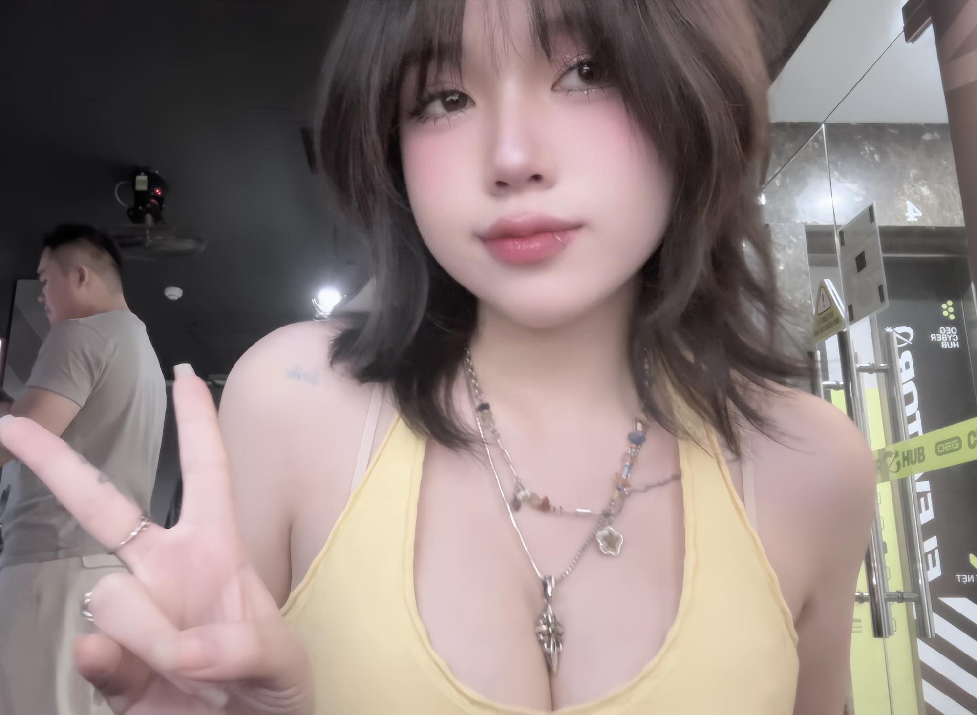 Hot girl phòng net lại trổ tài