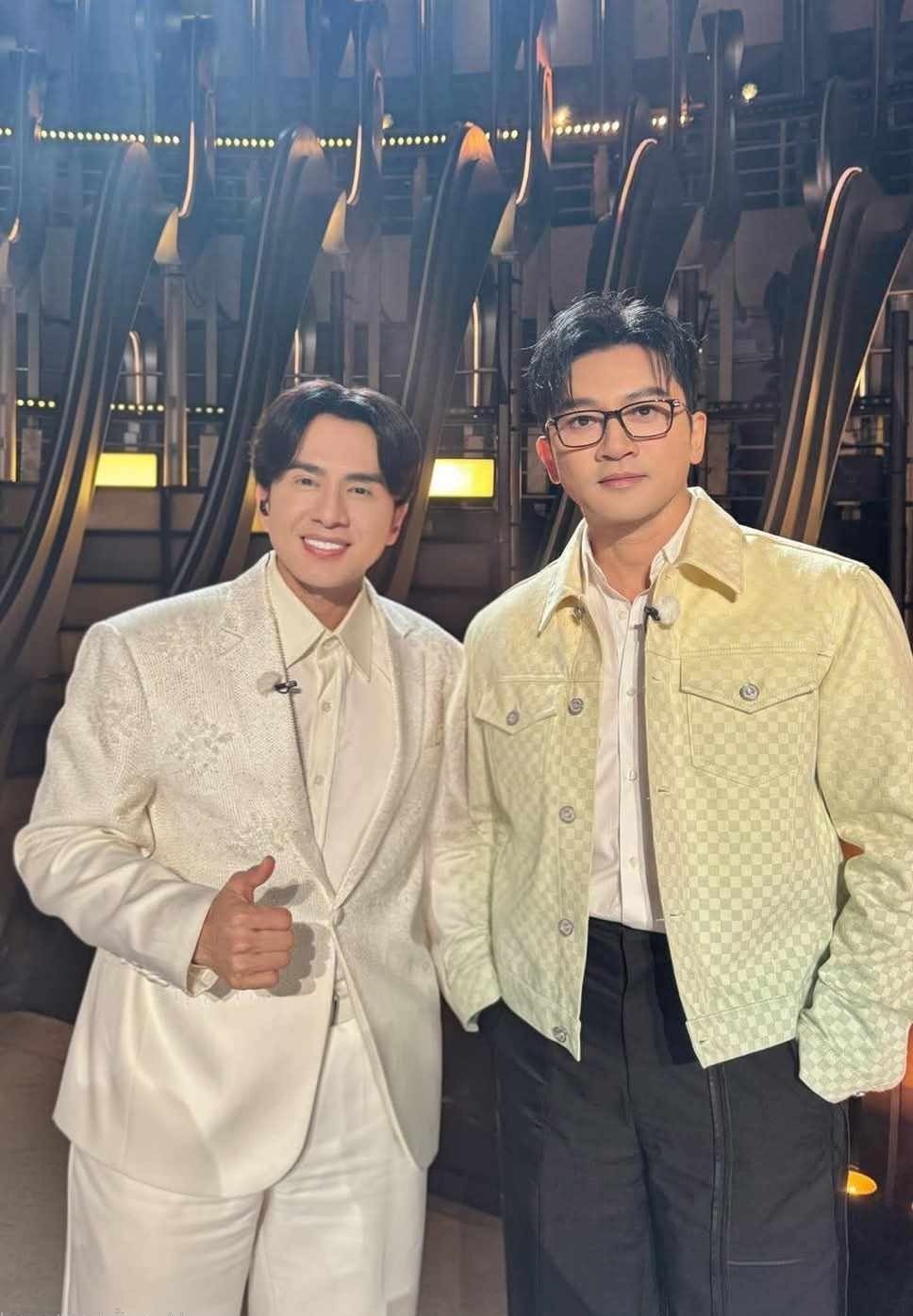 Khung hình Đan Trường - Tô Hữu Bằng hội ngộ gây bão mạng, thu hút 24.000 lượt like nhưng sự thật là gì?- Ảnh 1. Khung hình Đan Trường - Tô Hữu Bằng hội ngộ gây bão mạng, thu hút 24.000 lượt like nhưng sự thật là gì?- Ảnh 1.