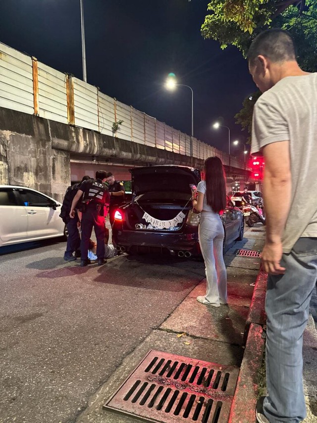 Vừa được bạn trai cầu hôn cùng chiếc Mercedes-Benz, cô gái ngỡ ngàng khi đối phương bị cảnh sát bắt giữ- Ảnh 1. Vừa được bạn trai cầu hôn cùng chiếc Mercedes-Benz, cô gái ngỡ ngàng khi đối phương bị cảnh sát bắt giữ- Ảnh 1.