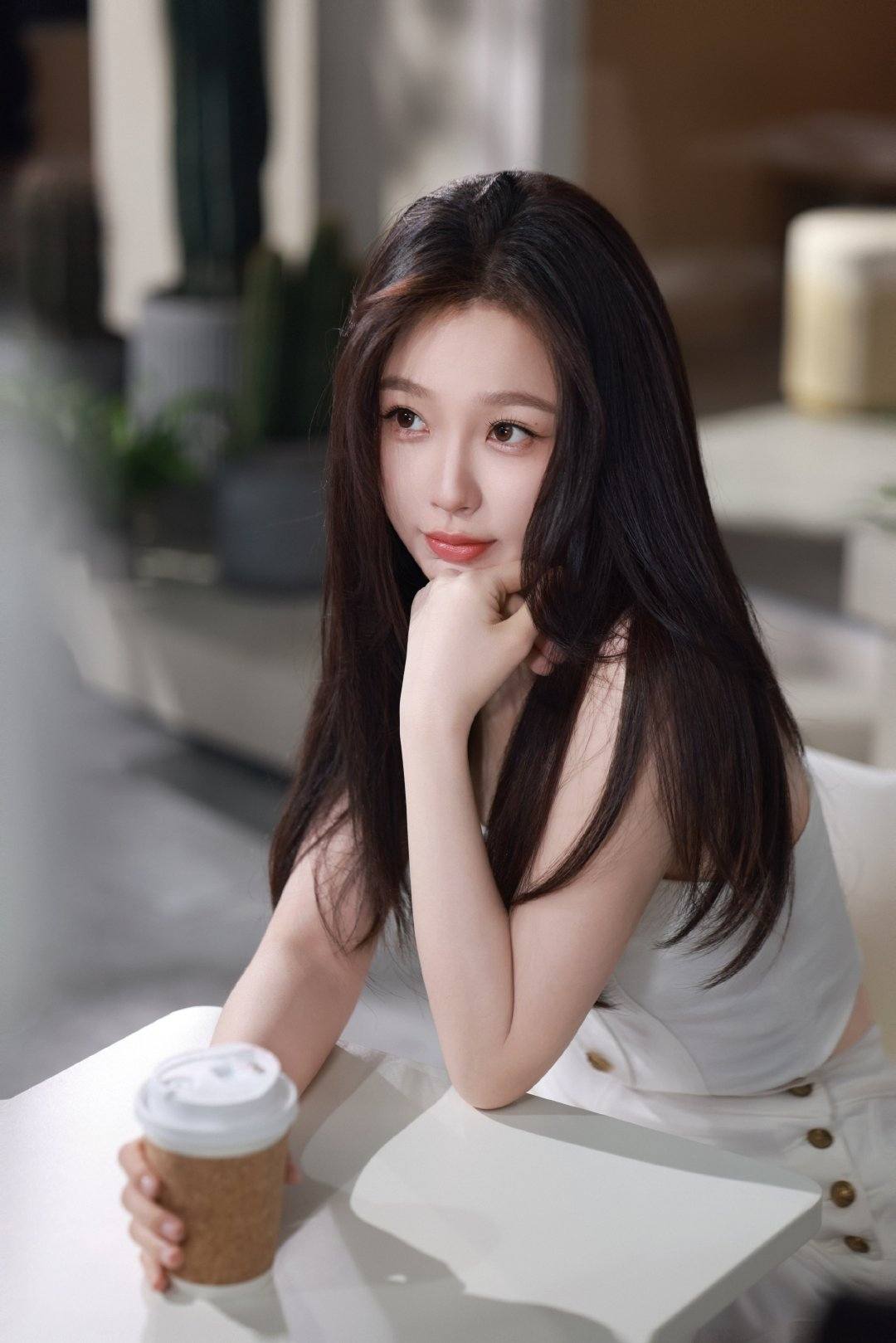 Ê chề như Ngu Thư Hân: Rớt đài còn bị