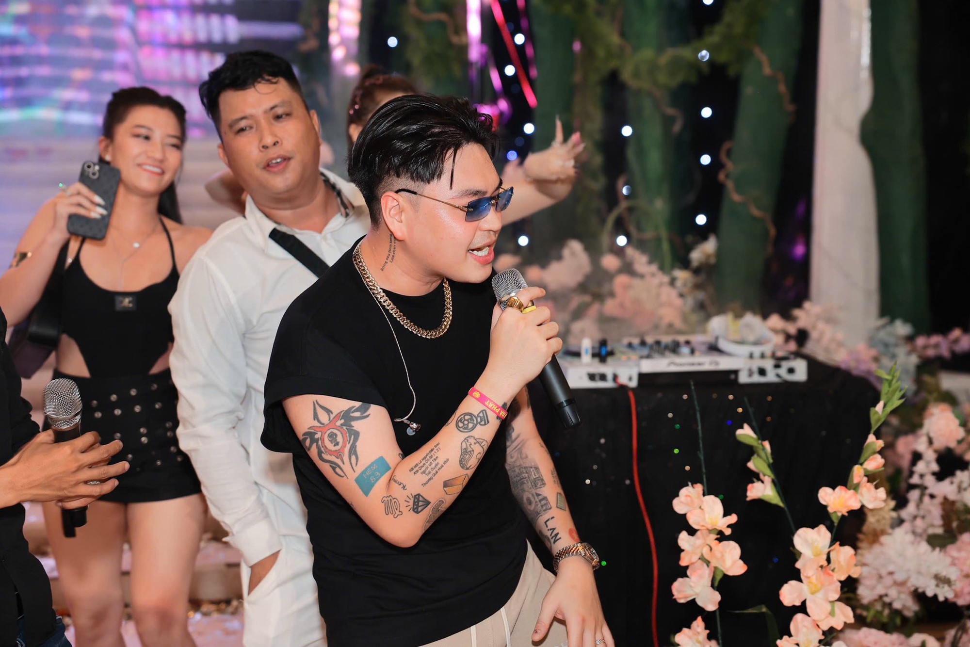 Vẻ ngoài bụi bặm, bên trong ấm áp ở tuổi 33 của nam ca sĩ lấy vợ lỡ một lần đò, có 2 con riêng- Ảnh 5.