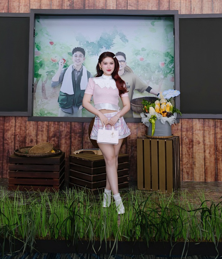 "Phú bà" Vbiz gặp tình huống "nghẹn họng" giữa sự kiện, Jun Phạm nhanh trí cứu nguy 1 pha trông thấy! 5049226631221371429367574277524862141020240575n 1749217072404 17492170726871656807395