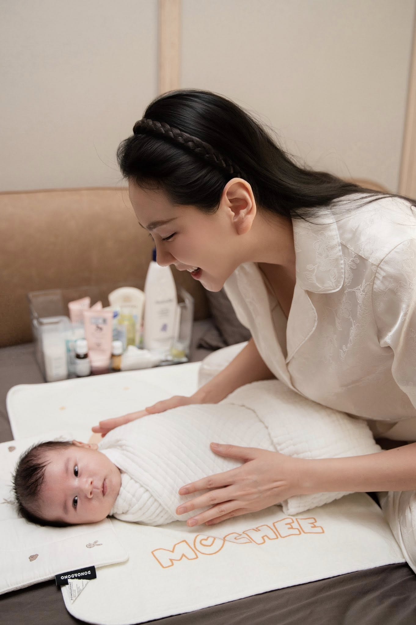 Mai Ngọc sau 2 tháng làm mẹ: Mặc đồ ngủ để mặt mộc bế con, cơ thể vẫn còn vết sẹo dài- Ảnh 2.