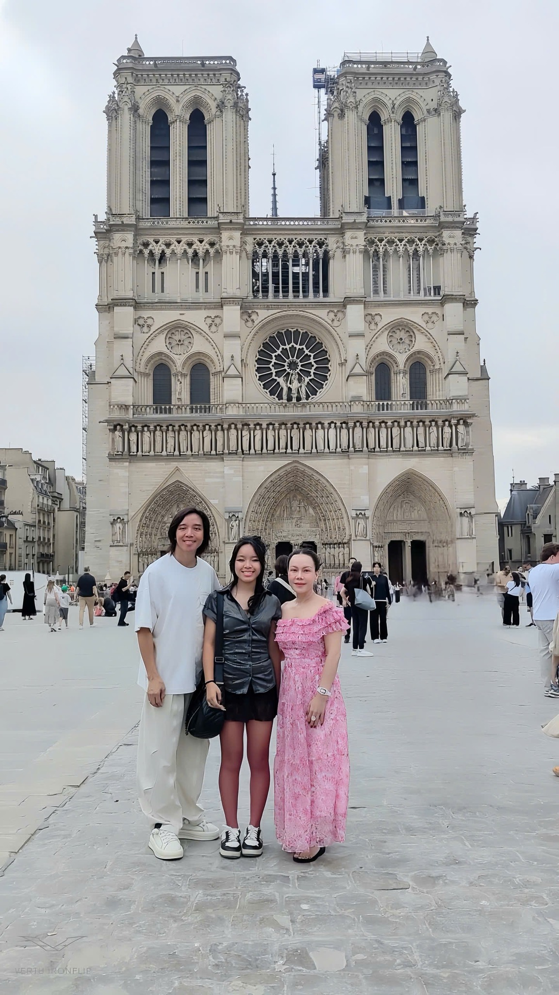 Ái nữ ít lộ diện của diễn viên hài Việt Hương: 16 tuổi cao vượt trội mẹ, không chỉ học giỏi mà còn rất xinh xắn- Ảnh 2.