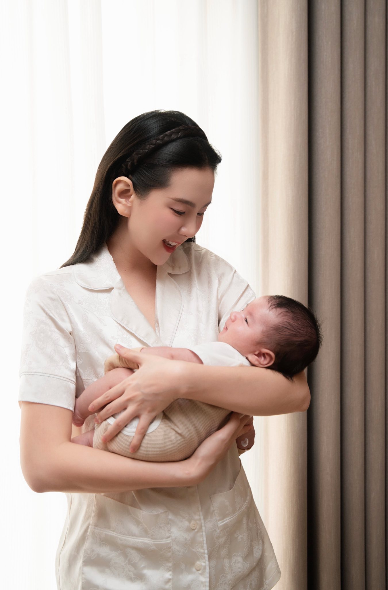 Mai Ngọc sau 2 tháng làm mẹ: Mặc đồ ngủ để mặt mộc bế con, cơ thể vẫn còn vết sẹo dài- Ảnh 1.