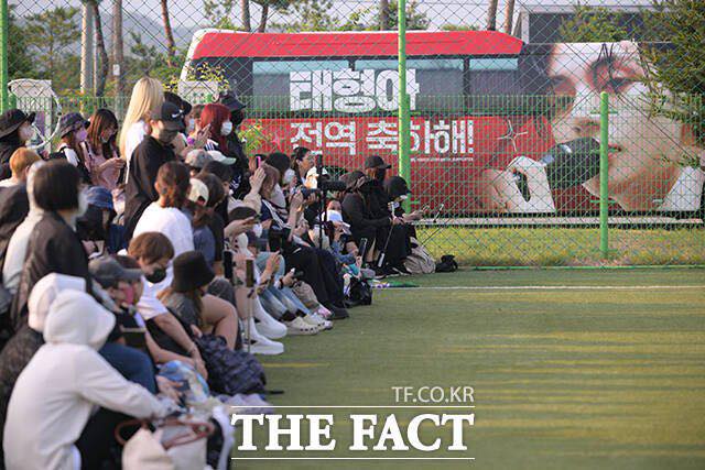 V và RM (BTS) cuối cùng đã xuất ngũ: Siêu ngầu siêu rắn rỏi, văn nghệ tấu hài tặng rừng fan và phóng viên đông nghẹt!- Ảnh 10.