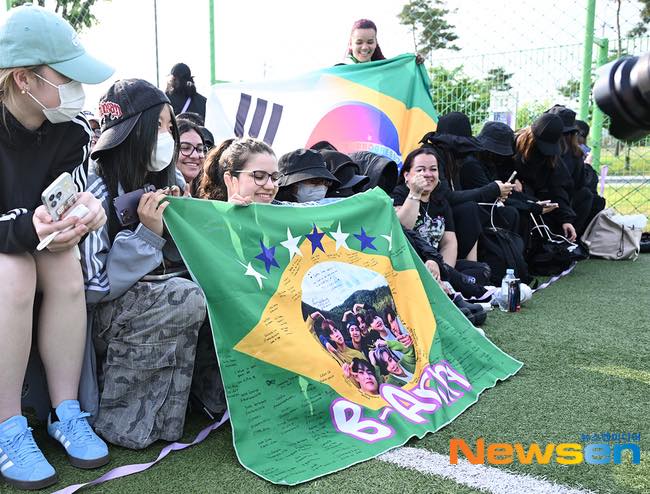 V và RM (BTS) cuối cùng đã xuất ngũ: Siêu ngầu siêu rắn rỏi, văn nghệ tấu hài tặng rừng fan và phóng viên đông nghẹt!- Ảnh 9.