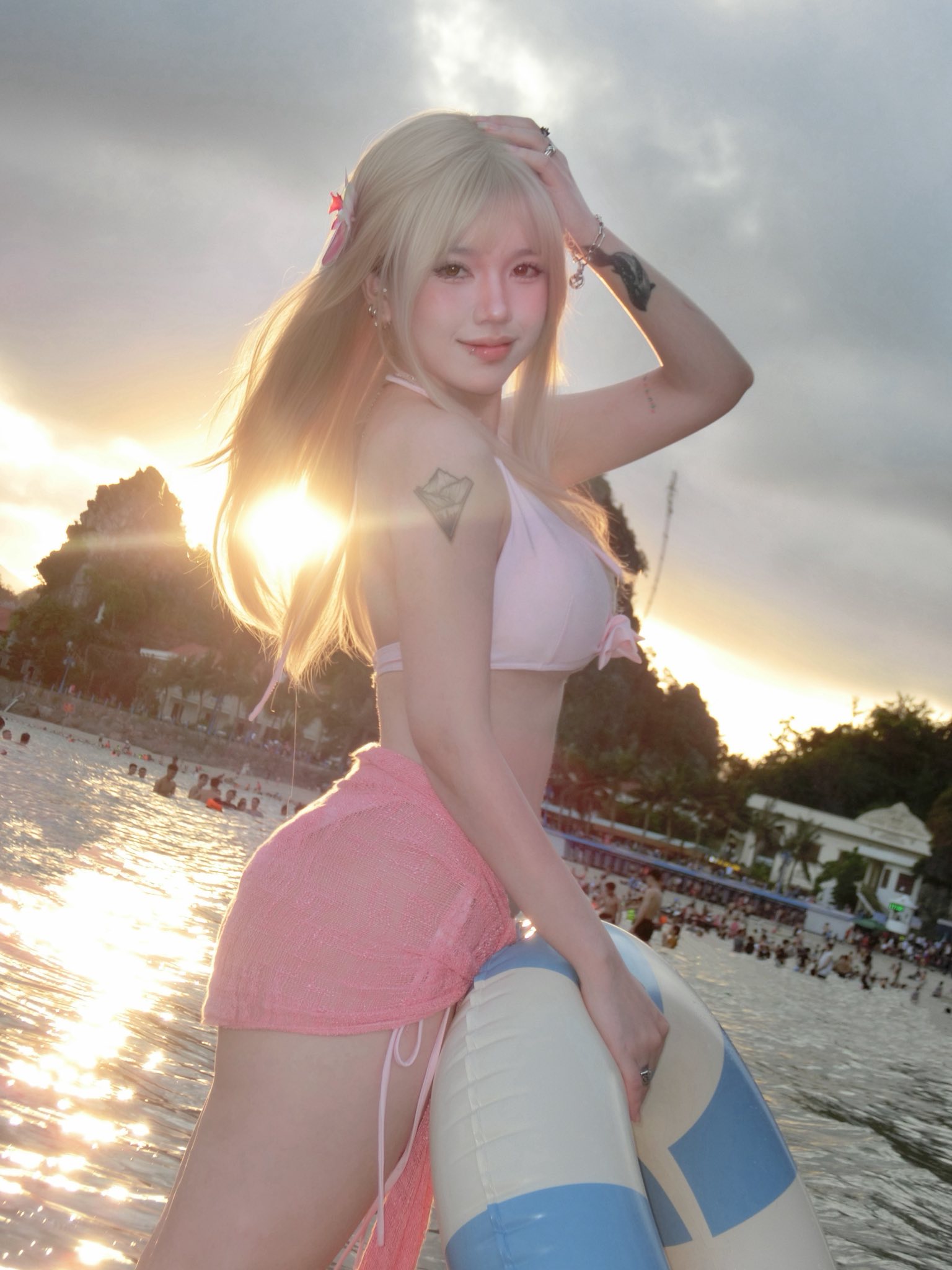 Hot girl phòng net lại trổ tài