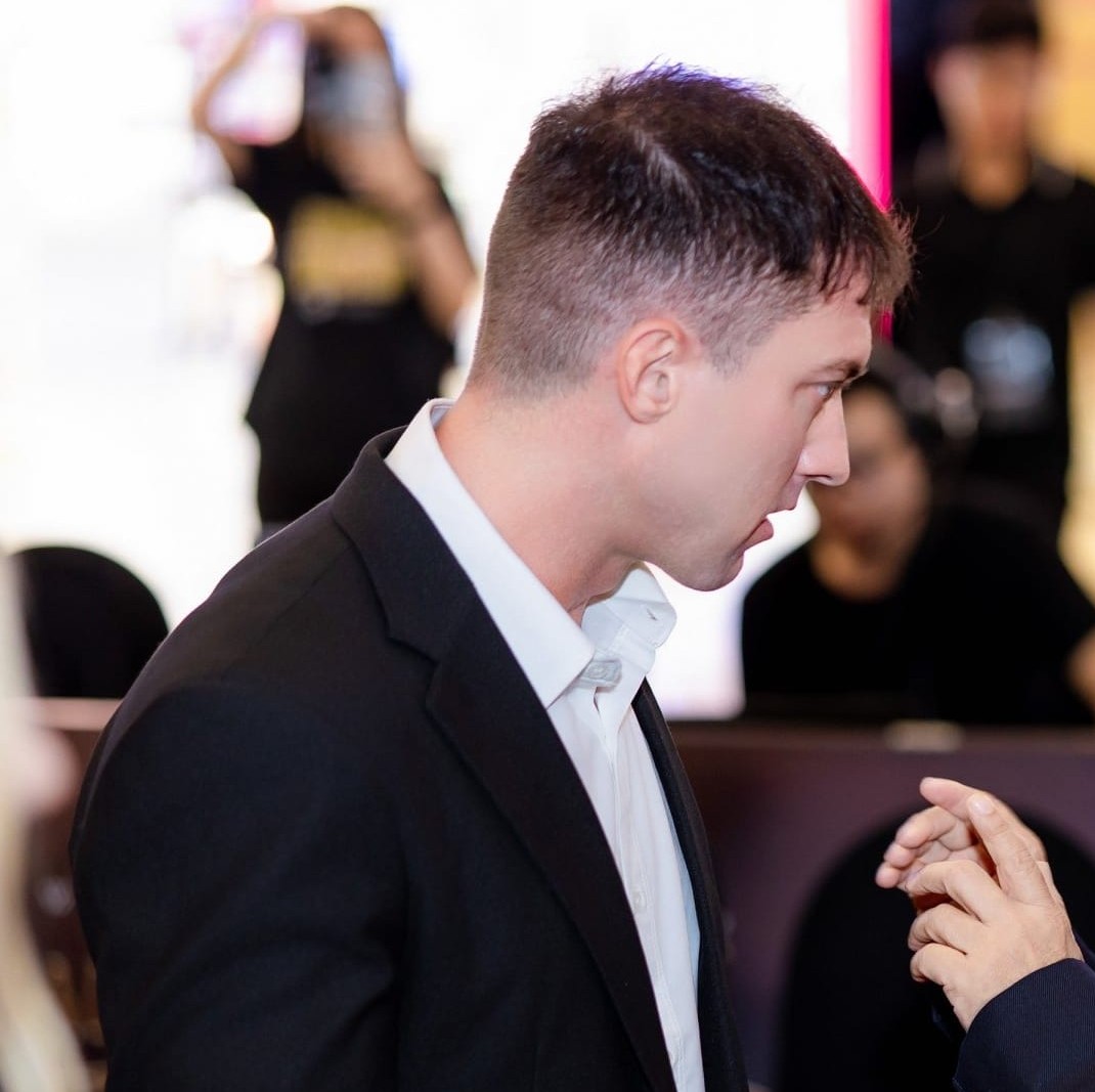 Nam thần người Mỹ đẹp nhất Mưa Đỏ: Cựu cảnh sát visual đỉnh nóc kịch trần, mê Việt Nam suốt 8 năm không chịu về nước- Ảnh 6.