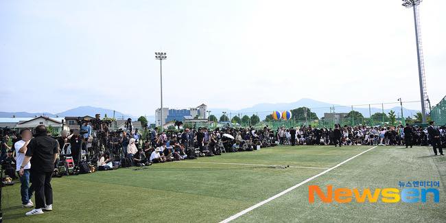 V và RM (BTS) cuối cùng đã xuất ngũ: Siêu ngầu siêu rắn rỏi, văn nghệ tấu hài tặng rừng fan và phóng viên đông nghẹt!- Ảnh 8.