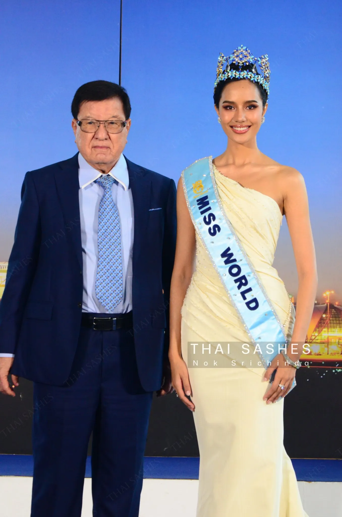 Hàng nghìn người dân Thái Lan đón Hoa hậu Thế giới 2025 về nước- Ảnh 17.