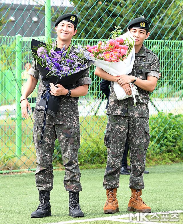 V và RM (BTS) cuối cùng đã xuất ngũ: Siêu ngầu siêu rắn rỏi, văn nghệ tấu hài tặng rừng fan và phóng viên đông nghẹt!- Ảnh 6.