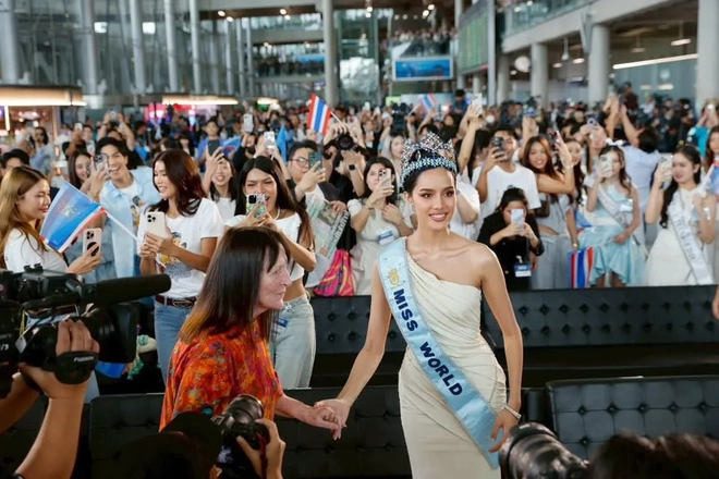 Hàng nghìn người dân Thái Lan đón Hoa hậu Thế giới 2025 về nước- Ảnh 2.