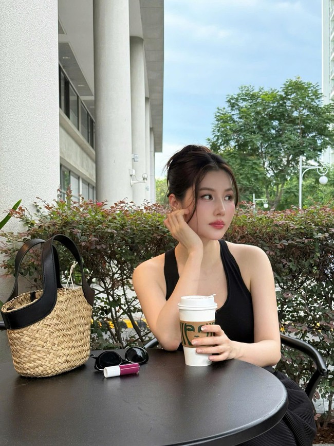 Bé gái chụp cùng Bé gái chụp cùng