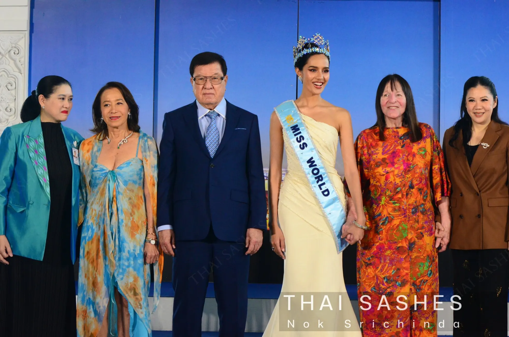 Hàng nghìn người dân Thái Lan đón Hoa hậu Thế giới 2025 về nước- Ảnh 18.