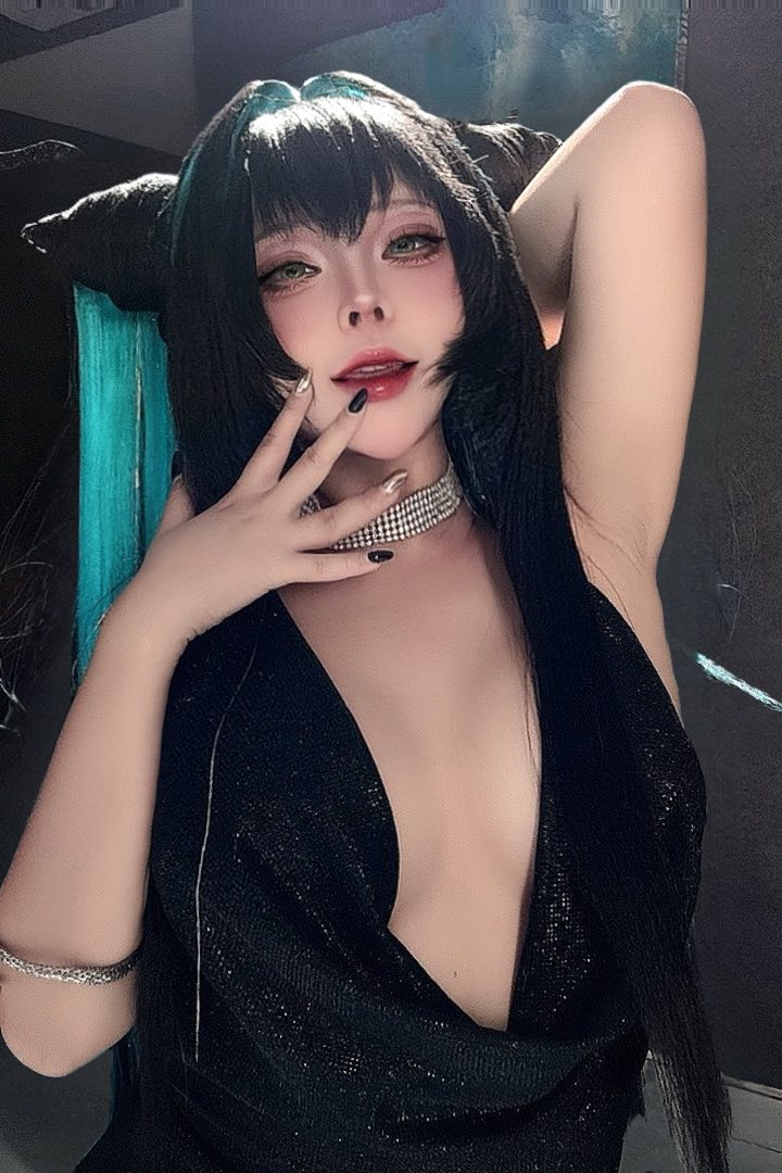 Chỉ khoe bộ móng mới, cô nàng