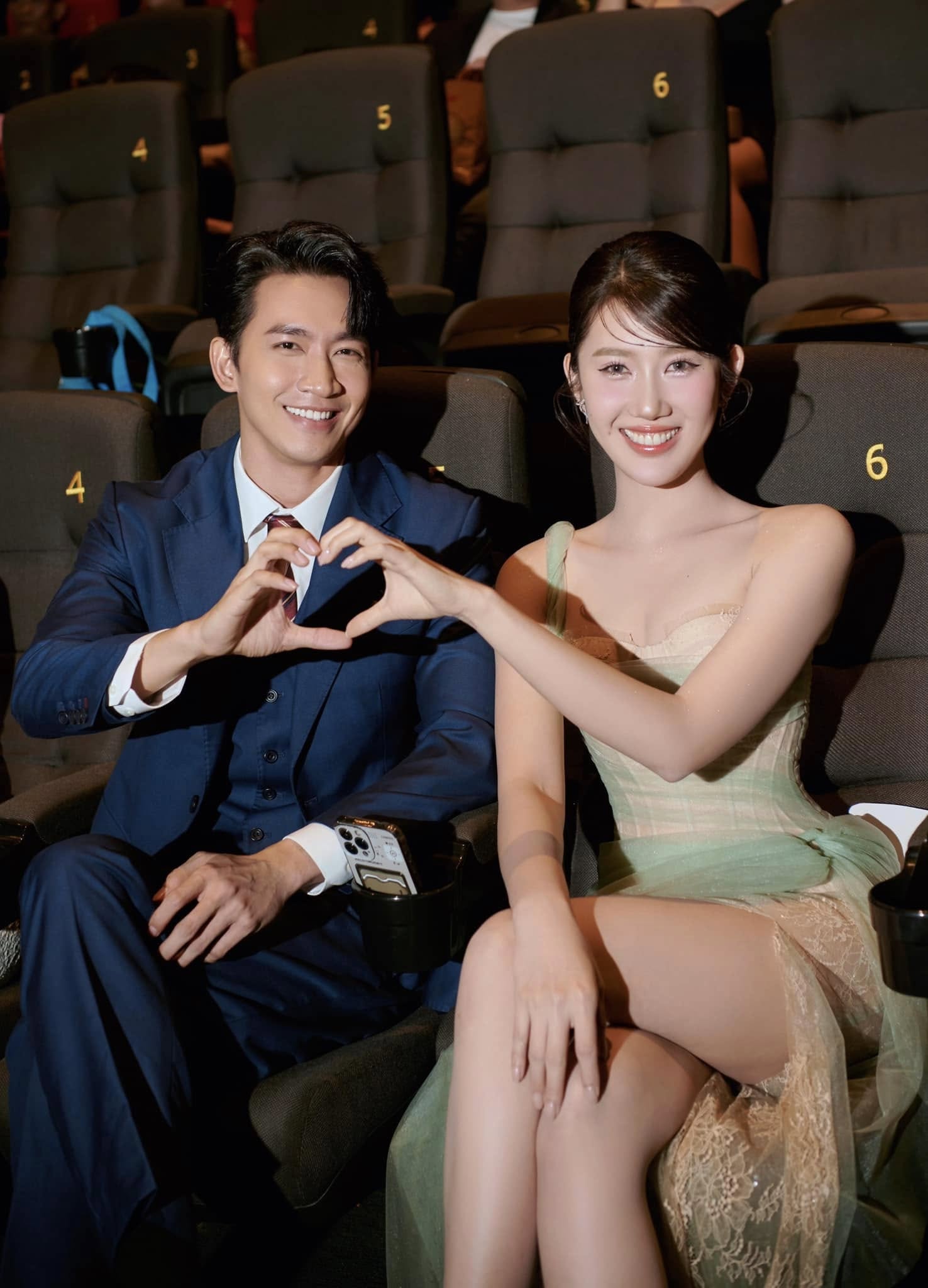 Clip: Thuý Ngân bị Võ Cảnh né toàn tập, dửng dưng không thèm nhìn 1 giây giữa tin chia tay- Ảnh 7. Clip: Thuý Ngân bị Võ Cảnh né toàn tập, dửng dưng không thèm nhìn 1 giây giữa tin chia tay- Ảnh 7.