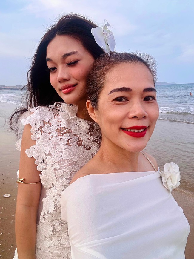 Ca sĩ Việt là Ca sĩ Việt là