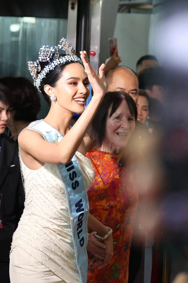 Hàng nghìn người dân Thái Lan đón Hoa hậu Thế giới 2025 về nước- Ảnh 9.