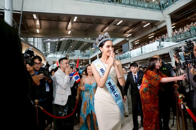 Hàng nghìn người dân Thái Lan đón Hoa hậu Thế giới 2025 về nước- Ảnh 6.