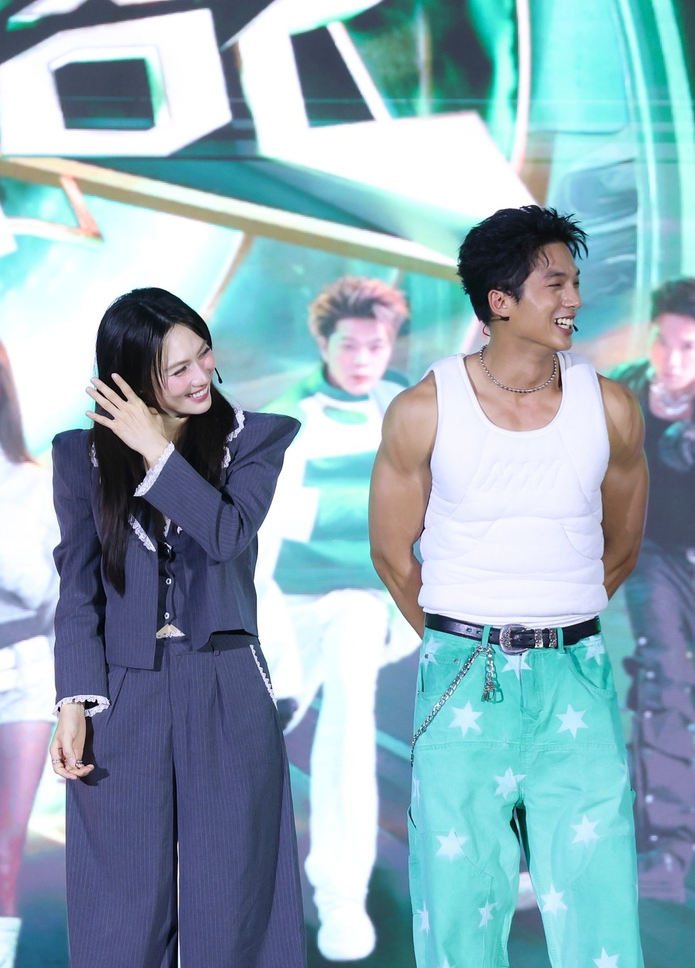 Mỹ nam cao gần 1m9 gây sốt trong buổi tập luyện diễu hành tại Mỹ Đình, mở khẩu trang mới càng ngỡ ngàng- Ảnh 9.