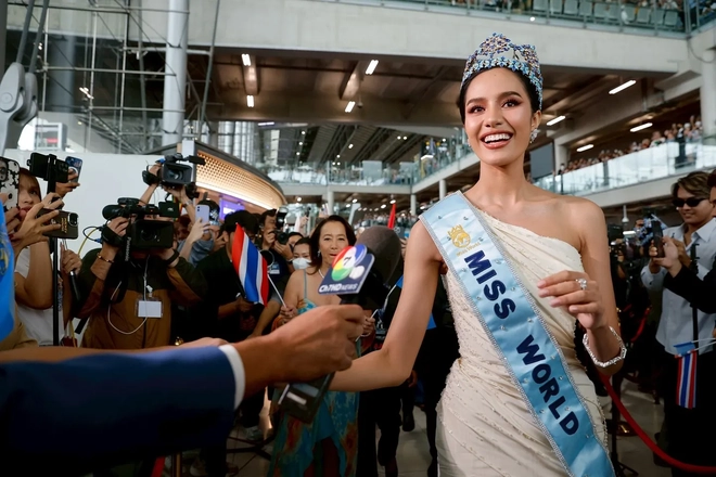 Hàng nghìn người dân Thái Lan đón Hoa hậu Thế giới 2025 về nước- Ảnh 5.