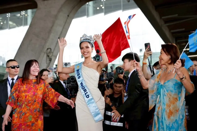 Hàng nghìn người dân Thái Lan đón Hoa hậu Thế giới 2025 về nước- Ảnh 1.