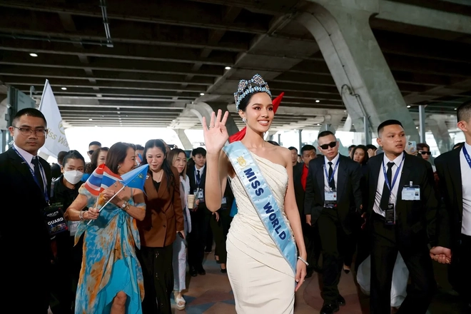 Hàng nghìn người dân Thái Lan đón Hoa hậu Thế giới 2025 về nước- Ảnh 4.