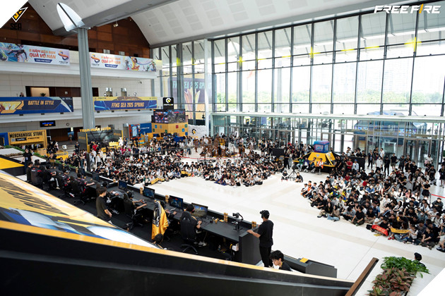 Mọi người hồi hộp theo dõi trận đấu