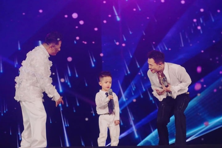 Tranh cãi con trai 4 tuổi của Bằng Kiều hát concert Anh trai vượt ngàn chông gai- Ảnh 1.