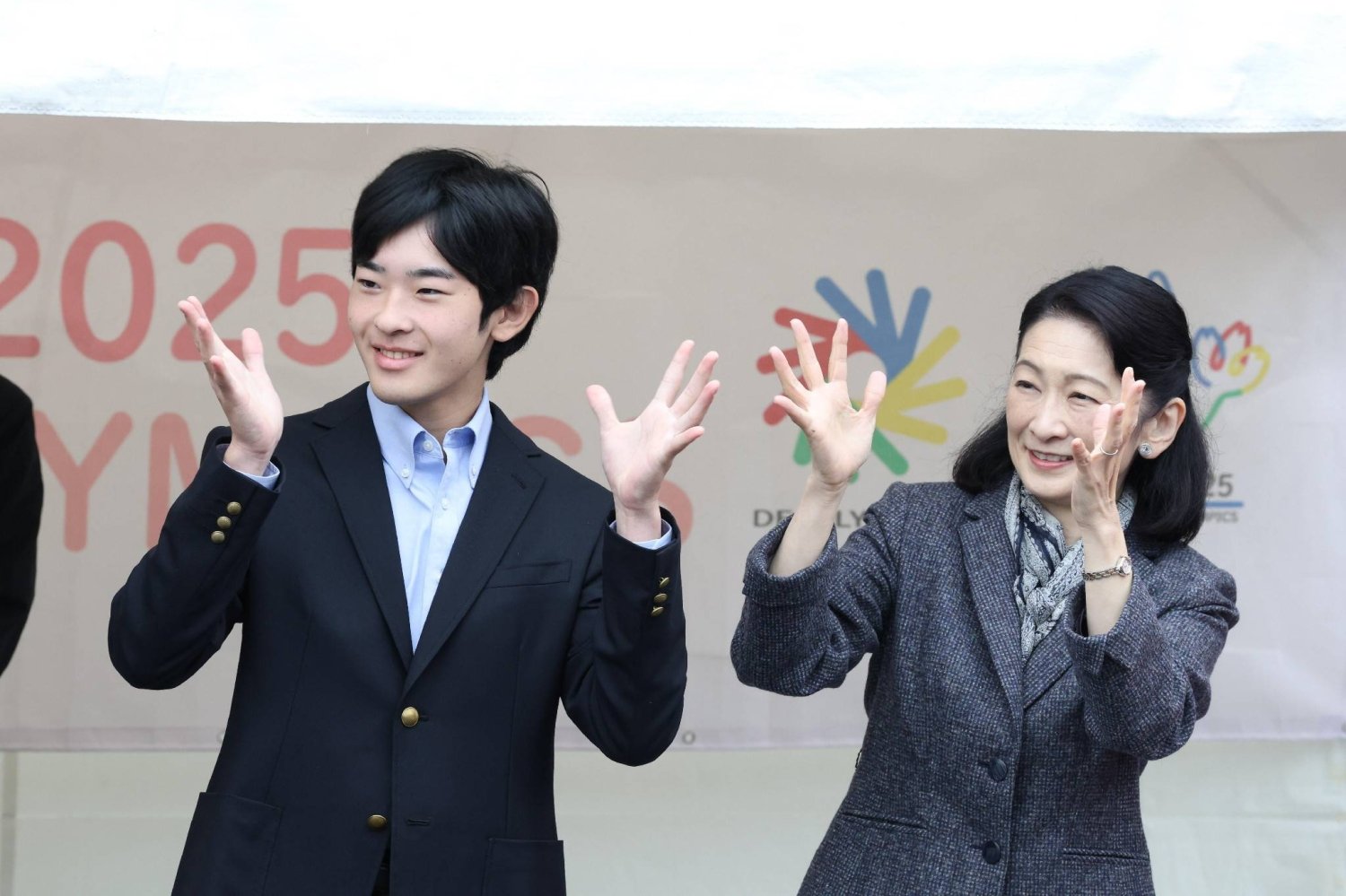 Hoàng tử Nhật Bản rạng ngời ở tuổi 19- Ảnh 4.