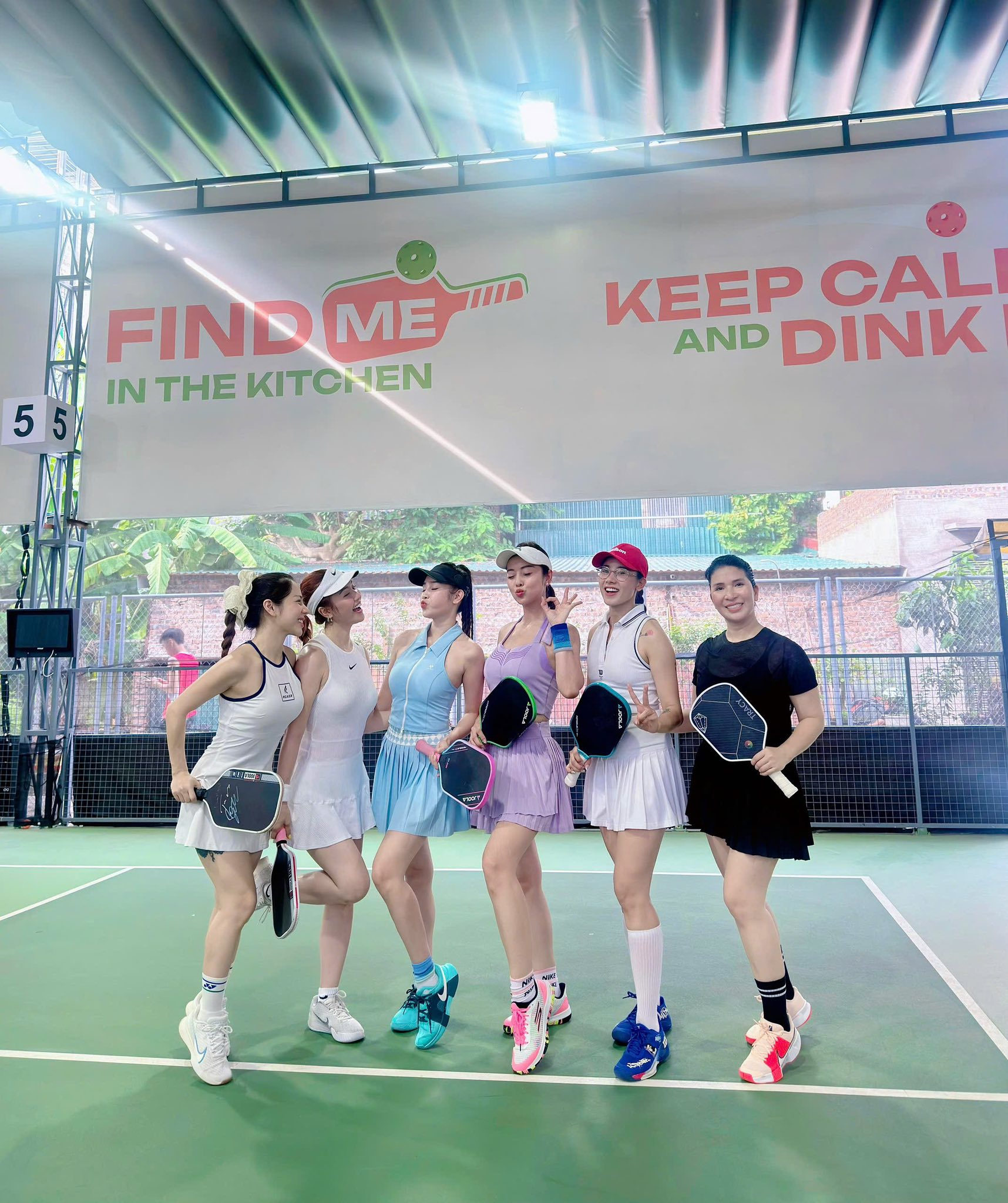 Hoa hậu vừa gặp sự cố vì chơi pickleball: Có mẹ chồng giàu top đầu sàn chứng khoán, bố chồng là Tiến sĩ- Ảnh 4.