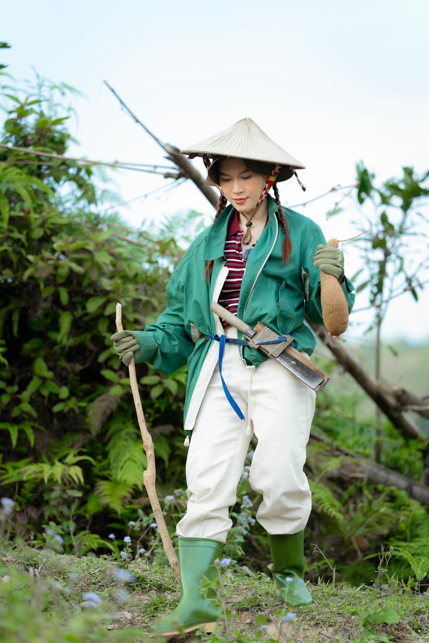 Người đẹp Vbiz là nữ thừa kế “gia tộc nghìn tỷ”: Từng được nuôi như công chúa, nay lăn xả bẻ măng, trồng tỏi giữa trời nắng- Ảnh 7.
