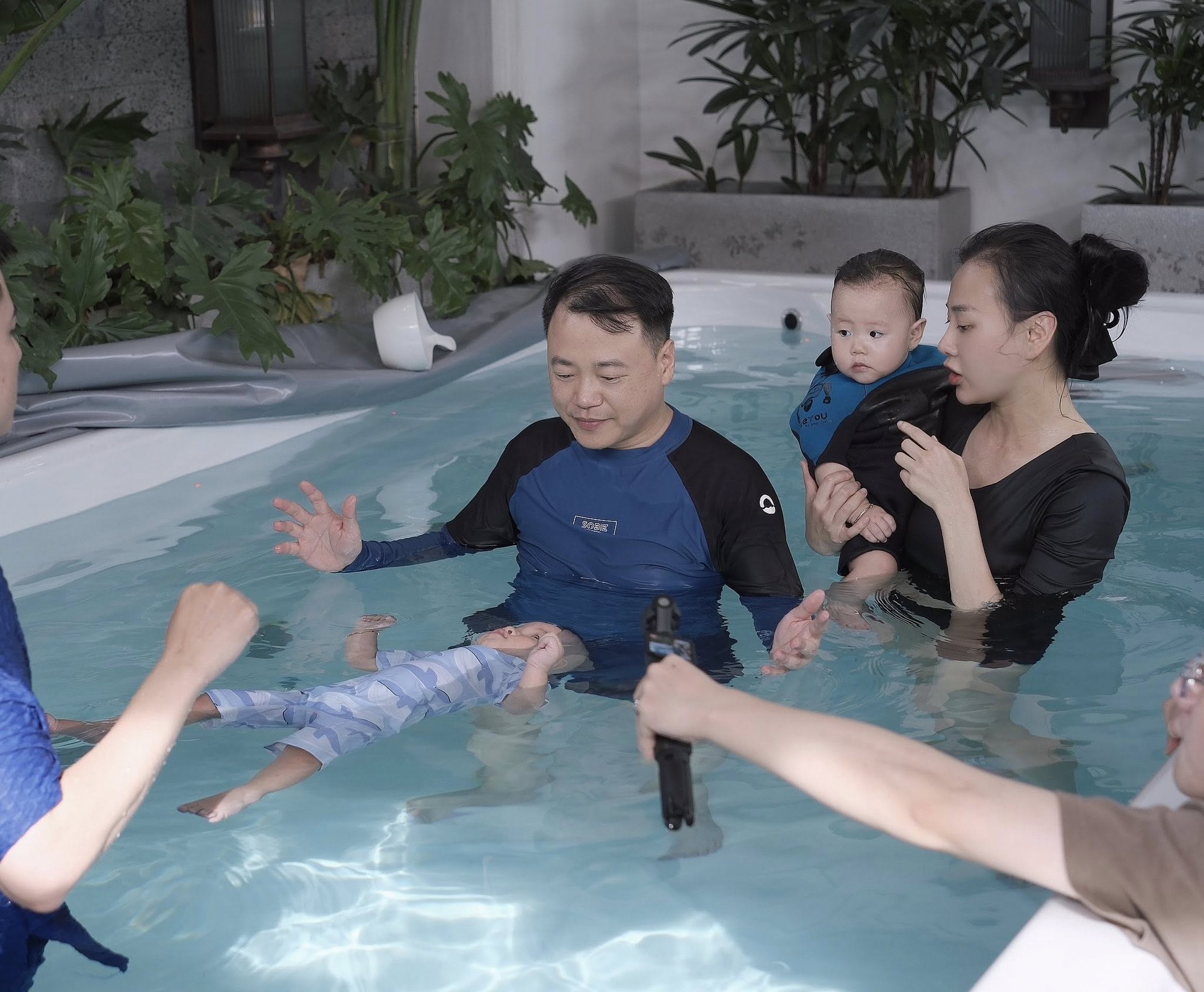 Shark Bình – Phương Oanh đưa cặp song sinh đi học bơi từ sớm: Thành quả không ngờ chỉ sau 1 tháng- Ảnh 3.