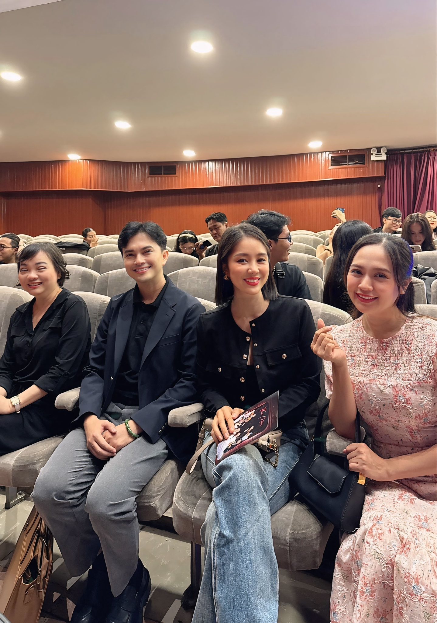 Lê Phương trở lại trường cũ, netizen nghẹn ngào nhắc tên cố nghệ sĩ Quý Bình: “Mối tình của em và anh ấy đẹp quá…”- Ảnh 1.